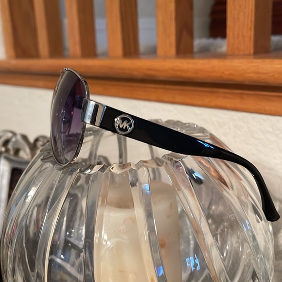 MICHAEL KORS SILVER AND BLACK SUNGLASS . - Picture 2 of 9